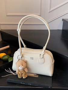 Borsa a spalla bianca trapuntata con ciondolo a orsetto e logo metallico