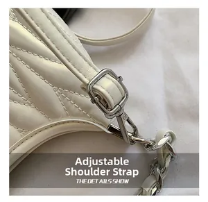 Detailansicht der gesteppten beigen Tasche mit verstellbarem Gurt und silberner Schnalle
