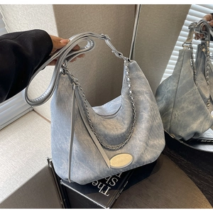 Detailansicht der hellblauen Denim Hobo-Tasche mit Silberkette und Metall-Applikation