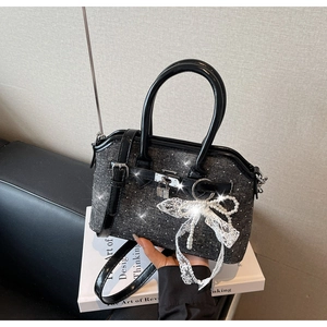 Détail du sac en denim pailleté avec pendentif en perles et fermoir en métal brillant