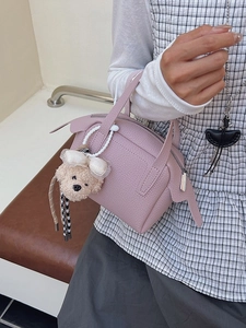 Mini sac à main Boston en cuir rose à texture litchi avec breloque d'ours mignonne