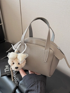 Petit sac à main gris en cuir grainé avec poignées et breloque ours en peluche