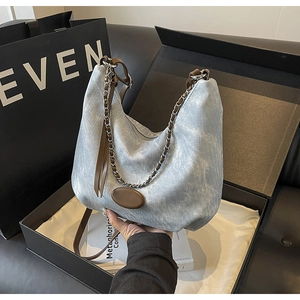 Detail der hellblauen Denim Hobo Tasche mit Leder und silbernem Kettenriemen