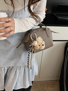 Sac à main Boston élégant en cuir gris avec joli charme d'ours pour femmes
