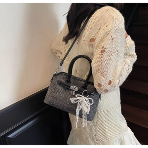 Détail du sac en tweed denim avec breloque nœud en dentelle et fermoir tournant en métal