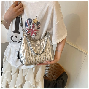 Details der silbernen Stepptasche mit Metallic-Finish und glitzerndem Strass-Besatz