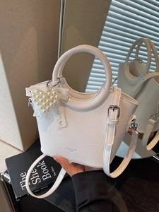 Women Crocodile Pattern Bucket Bag With Artificial Pearl Heart Pendant Round Handle PU Leather Shoulder Crossbody Bag Fashion Sweet Purse