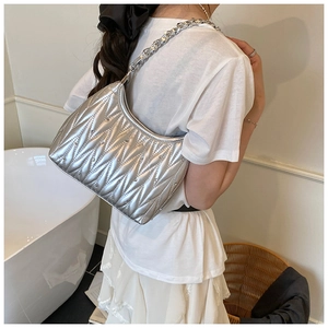 Detailansicht silberne Hobo-Tasche mit Matelassé-Steppung und silberner Gliederkette