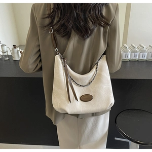 Detail der Hobo-Tasche aus cremefarbenem Segeltuch mit braunem Leder und Kette