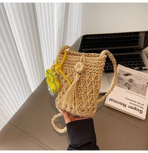 Borsa a tracolla in paglia fatta a mano con chiusura a nappa e ciondolo a fiore