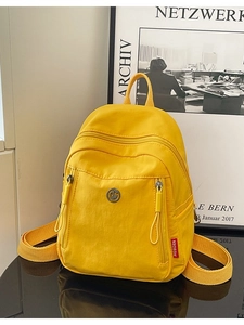 Mini sac à dos en nylon jaune pour femme avec poches zippées et étiquette de marque sport