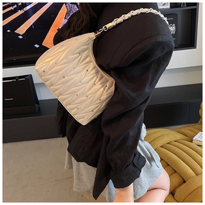 Nahaufnahme der weißen gesteppten Schultertasche mit Strass und Metallkettenriemen