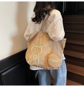 Vue de dos d'un grand sac fourre-tout en toile kaki avec motif de silhouette de chat vert