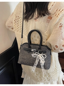 Sac bandoulière en denim gris foncé avec nœud en dentelle et fermoir argenté