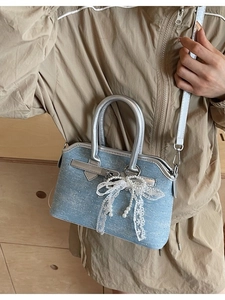Sac à bandoulière en denim bleu avec strass, nœud en dentelle et perle élégant