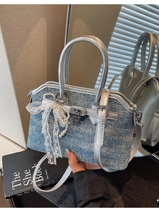 Sac à main en denim avec perles, nœud en dentelle et bordure en cuir argenté en situation