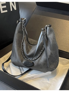 Graue Hobo-Tasche aus Denim mit Vintage-Waschung und Kettenriemen in schwarzer Box