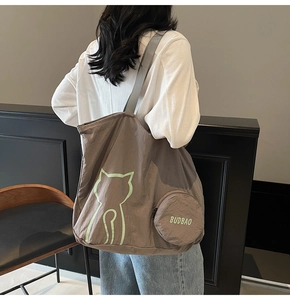 Gros plan sur le grand sac cabas en toile avec son petit porte-monnaie rond assorti
