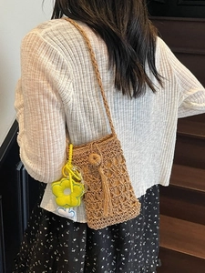 Borsa porta cellulare artigianale in paglia intrecciata con nappa e girasole