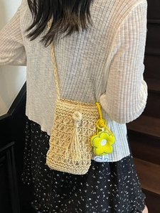 Borsa a tracolla in paglia fatta a mano con frange e ciondolo a fiore giallo decorativo
