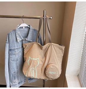 Détail du sac cabas en nylon kaki avec motif chat et son petit porte-monnaie assorti