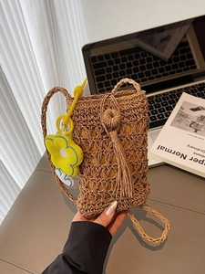 Borsa a tracolla in paglia intrecciata marrone fatta a mano con nappe e ciondolo a girasole