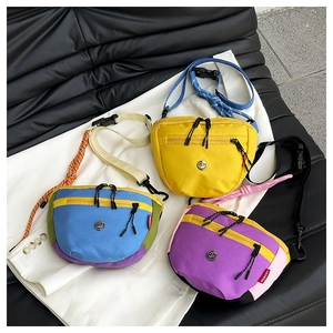 Dettaglio di marsupi in tela alla moda nei colori giallo, blu e viola in stile color-block