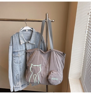 Détail du grand sac cabas pliable gris avec motif chat vert et petite pochette ronde