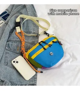 Vista dall'alto della borsa a secchiello in tela color-block con smartphone per confronto taglie