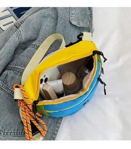 Vista dettagliata dell'interno capiente della borsa a secchiello in tela con vari oggetti