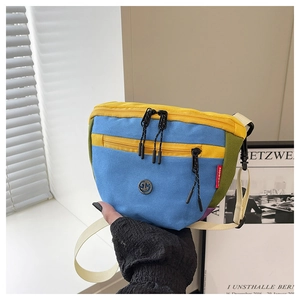 Dettaglio della borsa a secchiello in tela multicolore con design patchwork colorato