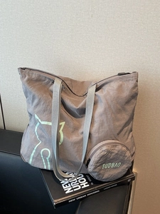 Sac cabas pliable en nylon taupe avec motif chat et petit porte-monnaie rond assorti