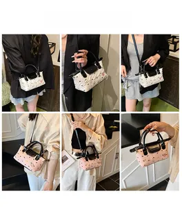 Borsa a tracolla trapuntata con fiocchi mostrata da diverse angolazioni con la modella