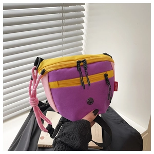 Vista dettagliata della borsa a secchiello in tela color-block con tracolla in nylon nero