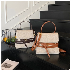 Détail de sacs à main vintage en toile et cuir avec boucles dorées sur un escalier