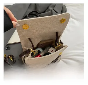 Vue détaillée de la capacité intérieure du sac en toile avec boucle dorée