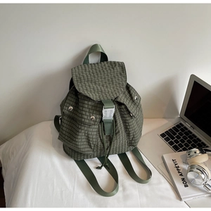 Detailansicht grüner karierter Rucksack mit Kordelzug und Kunststoff-Schnallenriemen