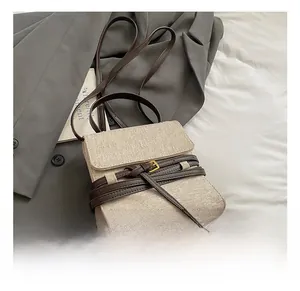 Détails du sac en toile avec des lanières en similicuir marron et une boucle dorée chic