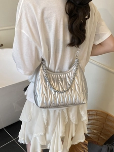 Silberne Falten-Umhängetasche in Halbmondform mit Strassbesatz und eleganter Metallkette
