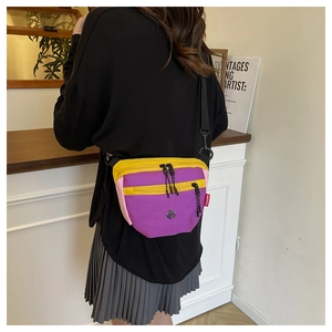 Dettaglio della borsa a secchiello in tela tricolore con pannelli viola, gialli e rosa