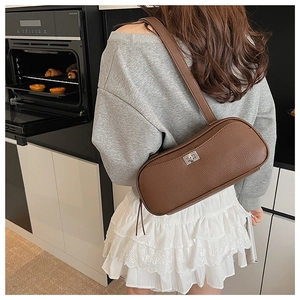 Braune Achseltasche aus Litschi-Leder mit silbernem Drehverschluss im minimalistischen Design