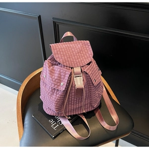 Detailansicht des rosa karierten Rucksacks mit Schnalle und Kordelzugverschluss