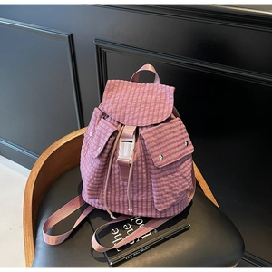 Detail des rosa karierten Rucksacks mit vorderen Klappentaschen und weißer Schließe