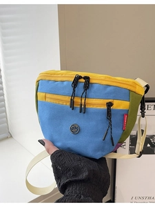 Secchiello chic in tela con design color-block e tracolla regolabile in nylon