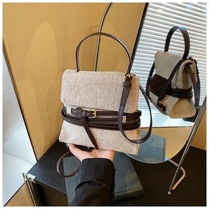 Détail du sac bandoulière rétro en toile avec brides en cuir marron et boucles en métal
