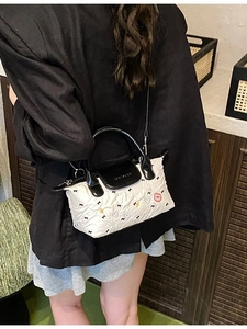 Elegante borsa bianca a pieghe con ricami a fiocco nero e tracolla per donna