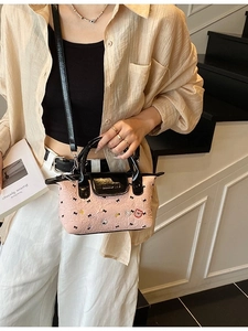 Borsa a tracolla in jacquard rosa con ricamo a cuore e manico in pelle nera