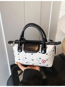 Elegante borsa a mano plissettata bianca con ricami di orsetti e dettagli in pelle nera