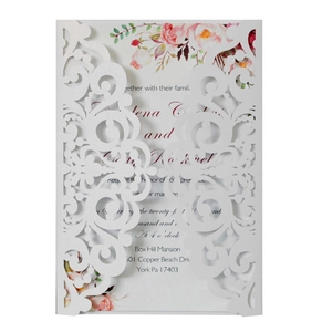 Vue détaillée d'une invitation de mariage découpée au laser avec motifs dentelle florale