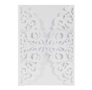 Détail d'invitation de mariage blanche découpée au laser avec motifs floraux élégants